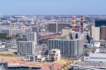 電波塔のある都市風景