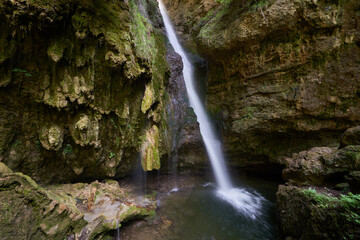 Fototapeta na wymiar Der wildromantische Hinanger Wasserfall