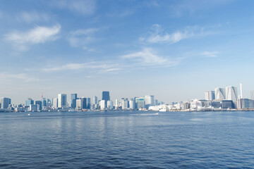 青空を背景にレインボーブリッジから見た東京都心方向のビル群