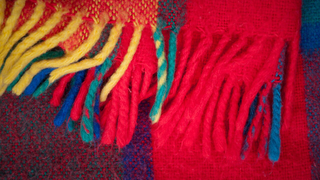 Manta de lana de colores con flecos