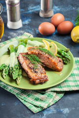 Baked salmon with asparagus and hollandaise sauce
