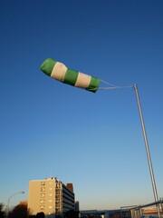 風が強い日の吹き流し
