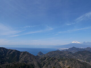 Obraz na płótnie Canvas 湖と遠くに見える富士山