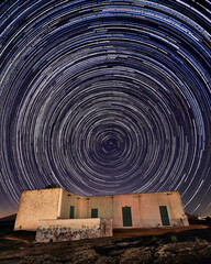 Casa antigua con estrellas circumpolares © Octavio