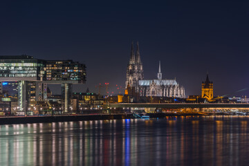 Fototapeta na wymiar Köln – Dom und Kranhäuser bei Nacht; Deutschland 