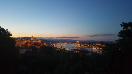 Budapest mit blick auf das Parlament und den Palast