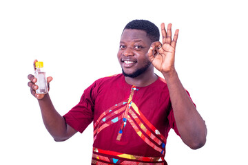 Naklejka premium handsome young man holding small bottle and making correct gestu