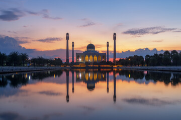 Naklejka premium Central mosque of Songkhla Thailand Beautiful sunset and reflection at the central mosque in songkhla,Thailand