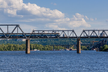 Obraz premium Railway bridge across the river on which the train is traveling