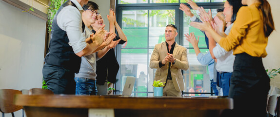 meeting Company business people are going to shake hands and employees clap their hands to praise Congratulations on joining the new business. Outside the workplace.