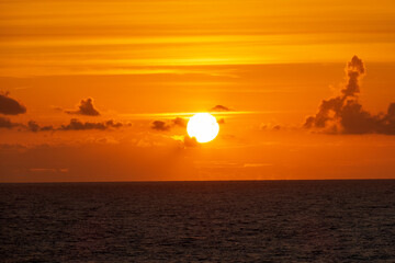 Romantischer Sonnenaufgang über der Nordsee - Atlantik