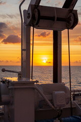 Blick von der Fähre auf denromantischen Sonnenaufgang in der Nordsee