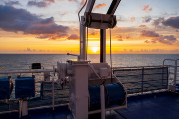 Blick von der Fähre auf denromantischen Sonnenaufgang in der Nordsee