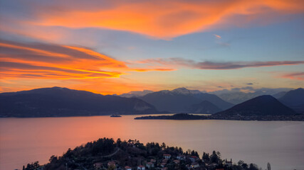 Fototapeta na wymiar Splendida vista e colori del lago maggiore durante il tramonto 