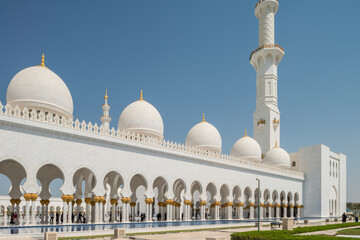 Fototapeta na wymiar Scheich-Zayid-Moschee mit Minaretten und Kuppeln in Abu Dhabi in den Vereinigten Arabischen Emiraten am Persischen Golf.