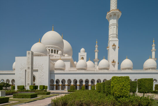Scheich-Zayid-Moschee mit Minarett und Kuppeln in Abu Dhabi in den Vereinigten Arabischen Emiraten am Persischen Golf.