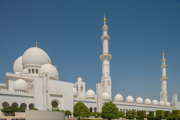 Scheich-Zayid-Moschee mit Minaretten und Kuppeln in Abu Dhabi in den Vereinigten Arabischen Emiraten am Persischen Golf.