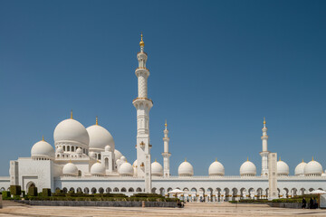Fototapeta na wymiar Scheich-Zayid-Moschee mit Minaretten und Kuppeln in Abu Dhabi in den Vereinigten Arabischen Emiraten am Persischen Golf.