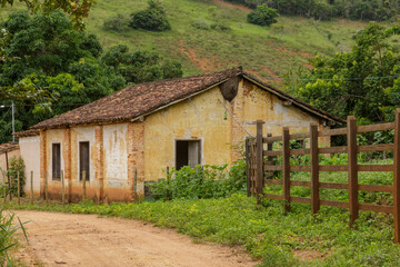 Fototapeta na wymiar Casario abandonado, usado antigamente como parada de trens da Estrada de Ferro Leopoldina, em Guarani, estado de Minas Gerais, Brasil