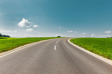 Landstraße in Grüner Landschaft zum Horizont