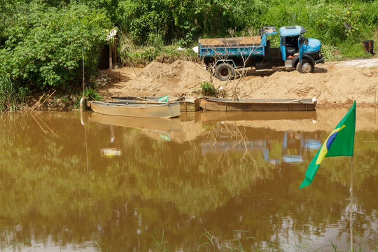 Extra&ccedil;&atilde;o ilegal de areia no rio Paraibuna, em Juiz de Fora, estado de Minas Gerais, Brasil