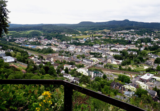 Panoramablick auf Gerolstein und die Gerolsteiner Dolomiten.. Aussicht vom Premiumwanderweg Eifelsteig auf den Luftkurort mit den markanten Dolomitfelsen in Rheinland-Pfalz.