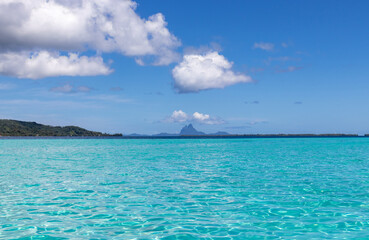 Bora Bora vue depuis le lagon de Taha'a, Polynésie française