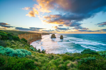 gibson steps at sunrise, twelve apostles, great ocean road in victoria, australia - obrazy, fototapety, plakaty