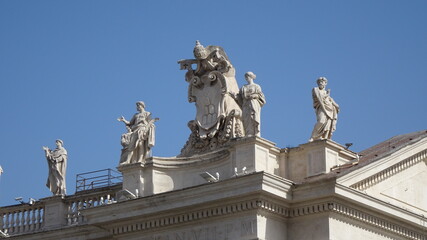 Fototapeta na wymiar Roma, statue sulla basilica di San Pietro