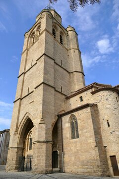 Fa&ccedil;ade et clocher-porche de l&rsquo;&eacute;glise Saint-Gervais saint-Protais de Caux dans l&rsquo;H&eacute;rault
