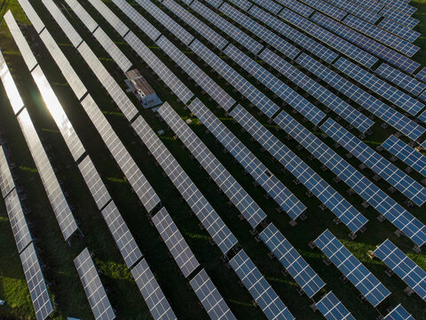 vista aerea di un terreno fotovoltaico 