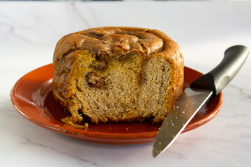 Portuguese easter cake calledFolar Algarvio de Olhao with knife