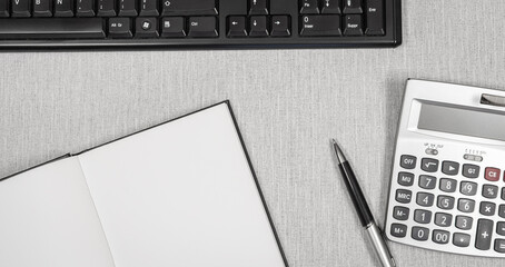 Livre ouvert avec espace vide pour inscriptions avec un clavier d'ordinateur et un calculatrice...