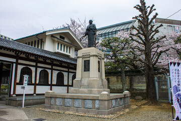 Fototapeta na wymiar Tokyo, Japan. Statue of Oishi Kuranosuke at Sengaku-ji, a Soto Zen Buddhist temple. Final resting place of Asano Naganori and his 47 ronin