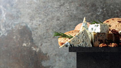 Blue cheese with walnuts, bread, and rosemary.