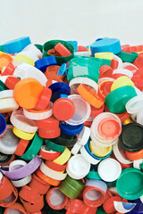 lot de bouchons colorés de bouteilles en plastique pour le recyclage 