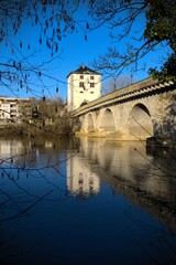 Fototapeta na wymiar Blick auf den limburger Brückenturm der historischen, alten Lahnbrücke in Limburg an der Lahn.