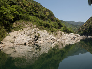 Navegando por la garganta Oboke, en el Valle de Iya, Shikoku, Japón