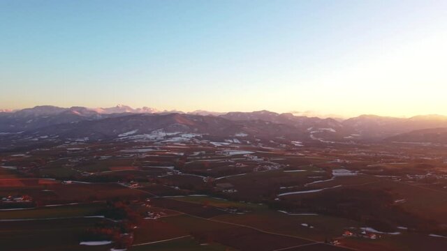 Drohnenflug bei Sonnenuntergang und Horizontblick vom Traunstein im Traunviertel