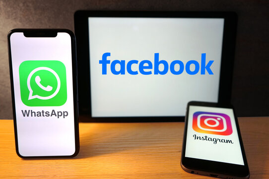 Smartphones und Tablet zeigen die Logos der sozialen Netzwerke Facebook, WhatsApp, Instagram
