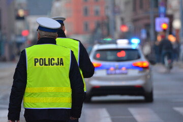 Policjanci ruchu drogowego w mieście na patrolu ze swoimi pojazdami.  © FotoDax