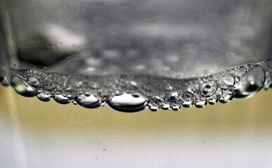 Schaumbläschen an der Wasseroberfläche