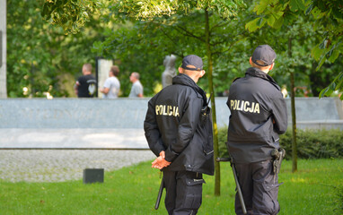 Policjant dzielnicowy na patrolu w mieście.  © FotoDax