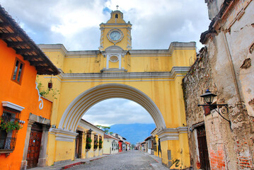 Fototapeta premium Santa Catalina arch, ruins & volcano, Antigua, Guatemala
