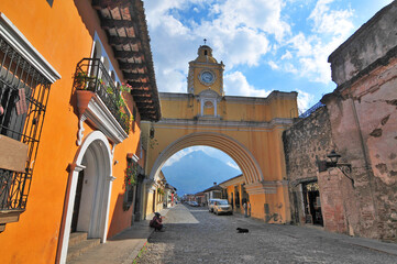 Fototapeta premium Santa Catalina arch, ruins & volcano, Antigua, Guatemala
