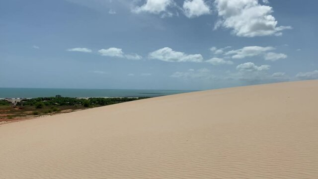 Vista de dunas de areia com o. mar