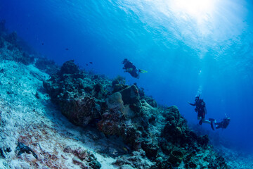 Plakat scuba divers and coral reef