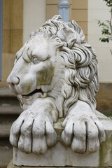Skulptur eines schlafenden Löwens