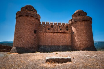 Vista lateral del castillo de la Calahorra en Granada (España). Localización como Pentos en La...