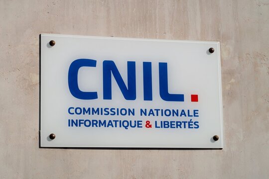 Logo de la CNIL, Commission Nationale Informatique et Libert&eacute;s, sur l'&eacute;criteau &agrave; l'entr&eacute;e de son si&egrave;ge &agrave; Paris &ndash; f&eacute;vrier 2021 (France)